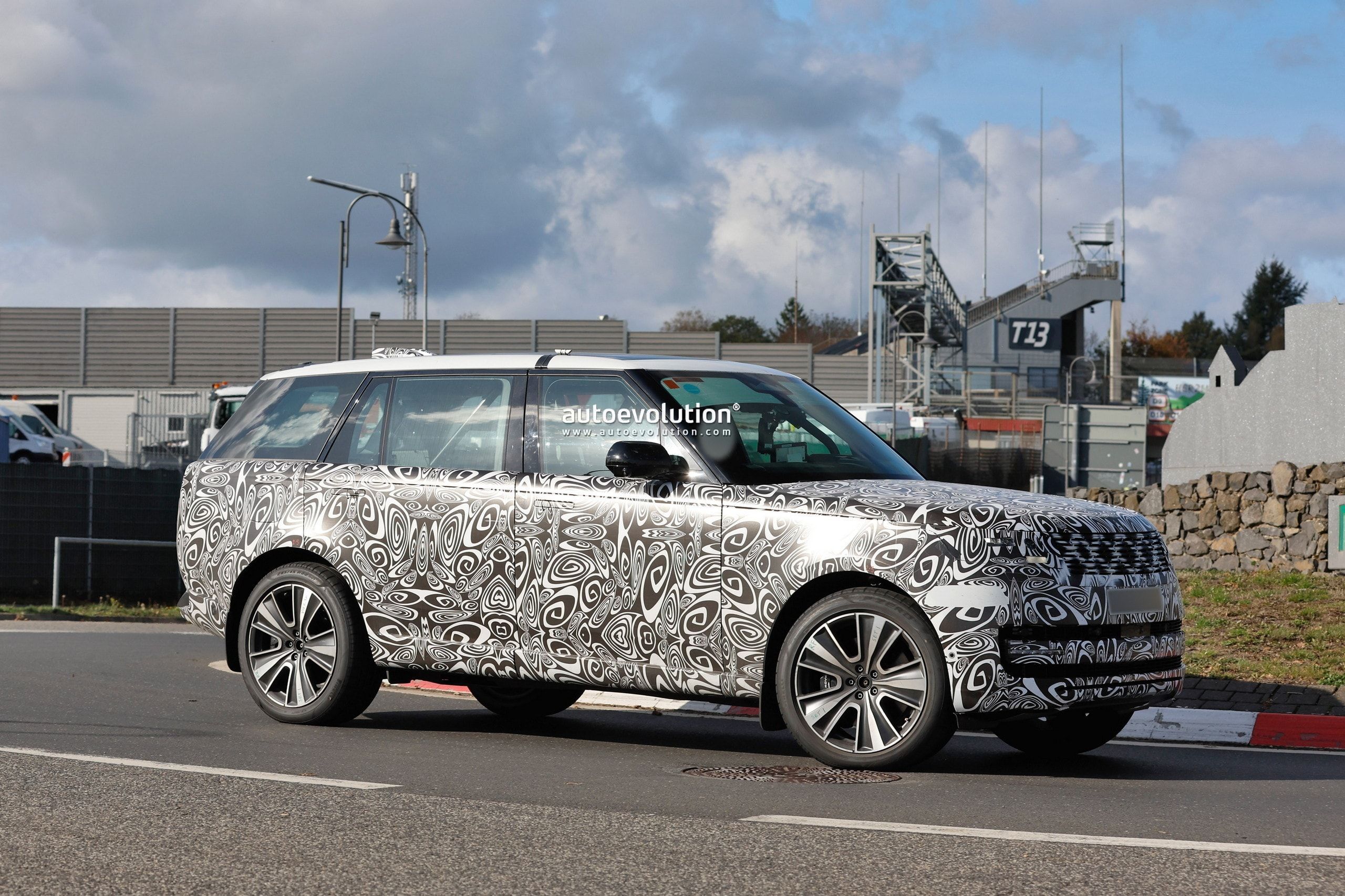 2027 Range Rover Facelift Spotted Shedding Camouflage During Testing