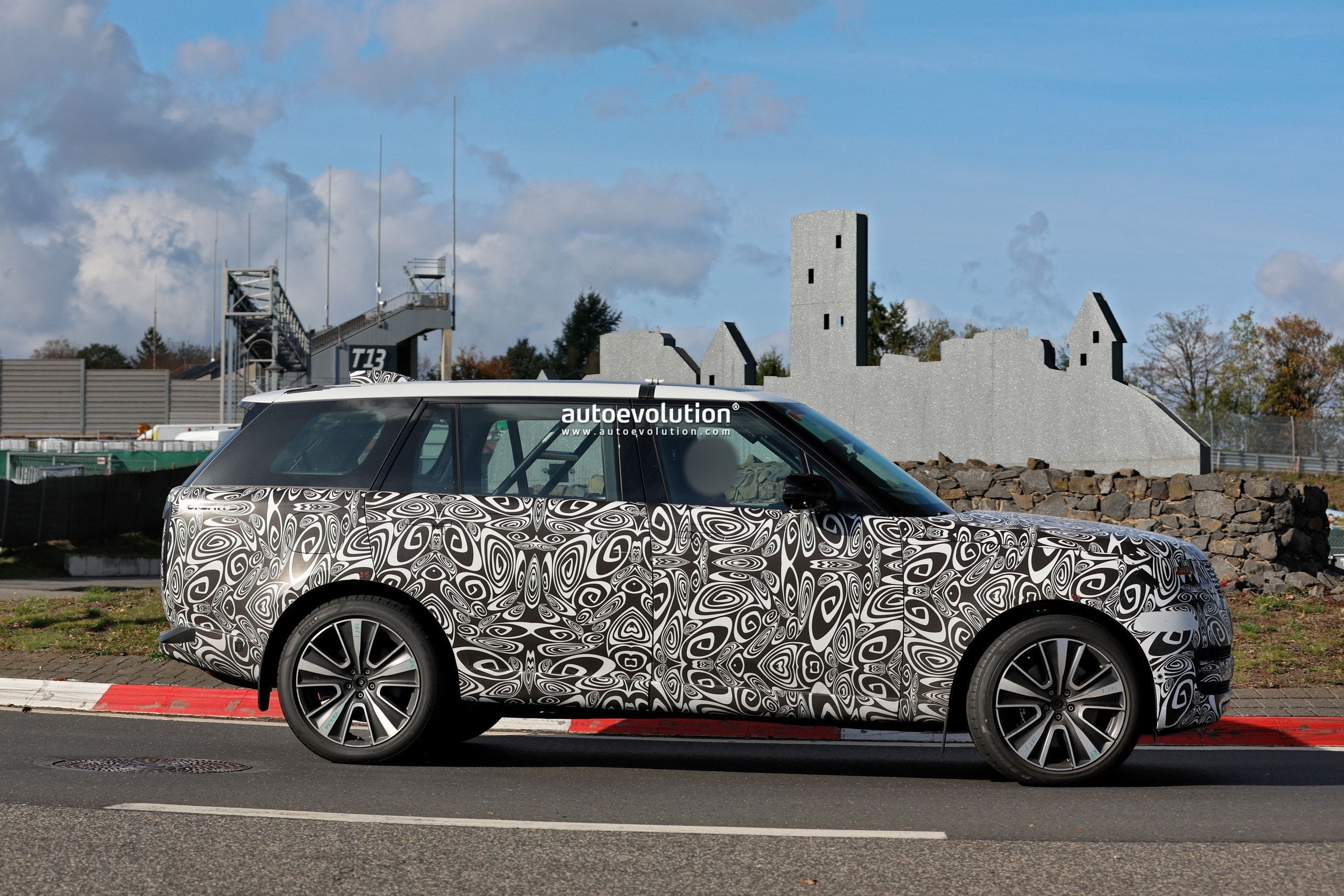 2027 Range Rover Facelift Spotted Shedding Camouflage During Testing
