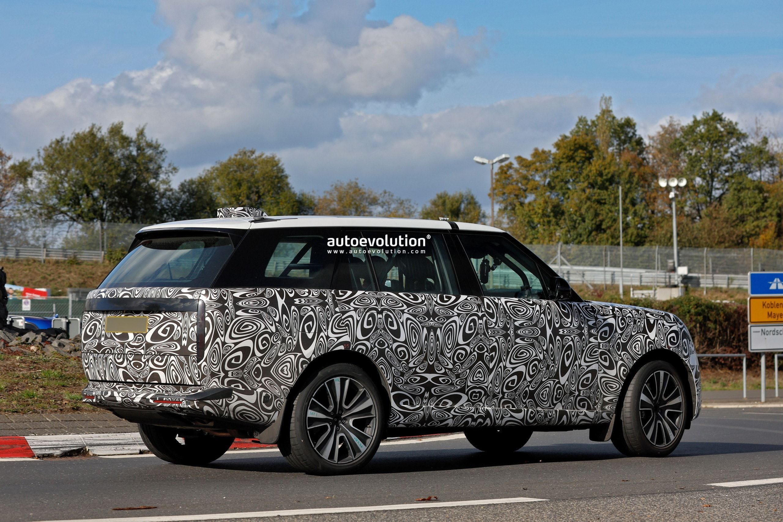 2027 Range Rover Facelift Spotted Shedding Camouflage During Testing