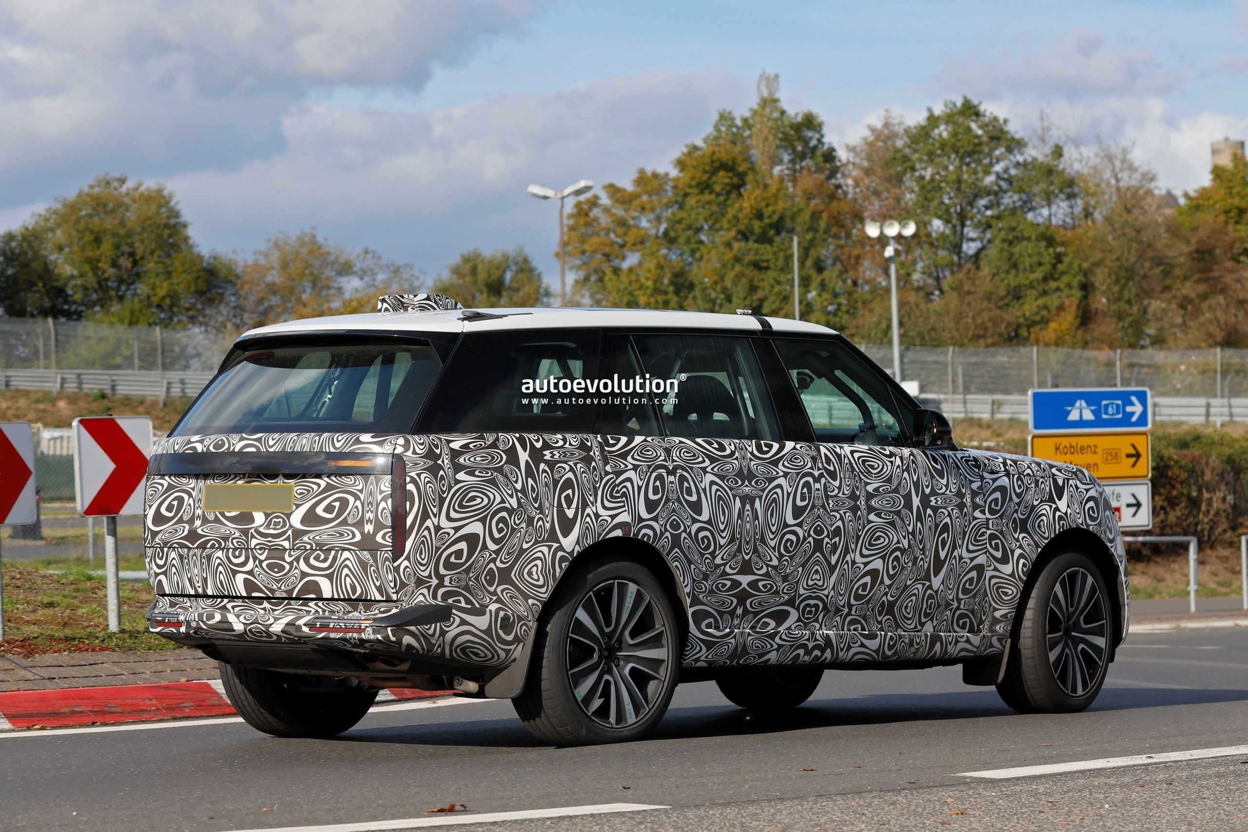 2027 Range Rover Facelift Spotted Shedding Camouflage During Testing