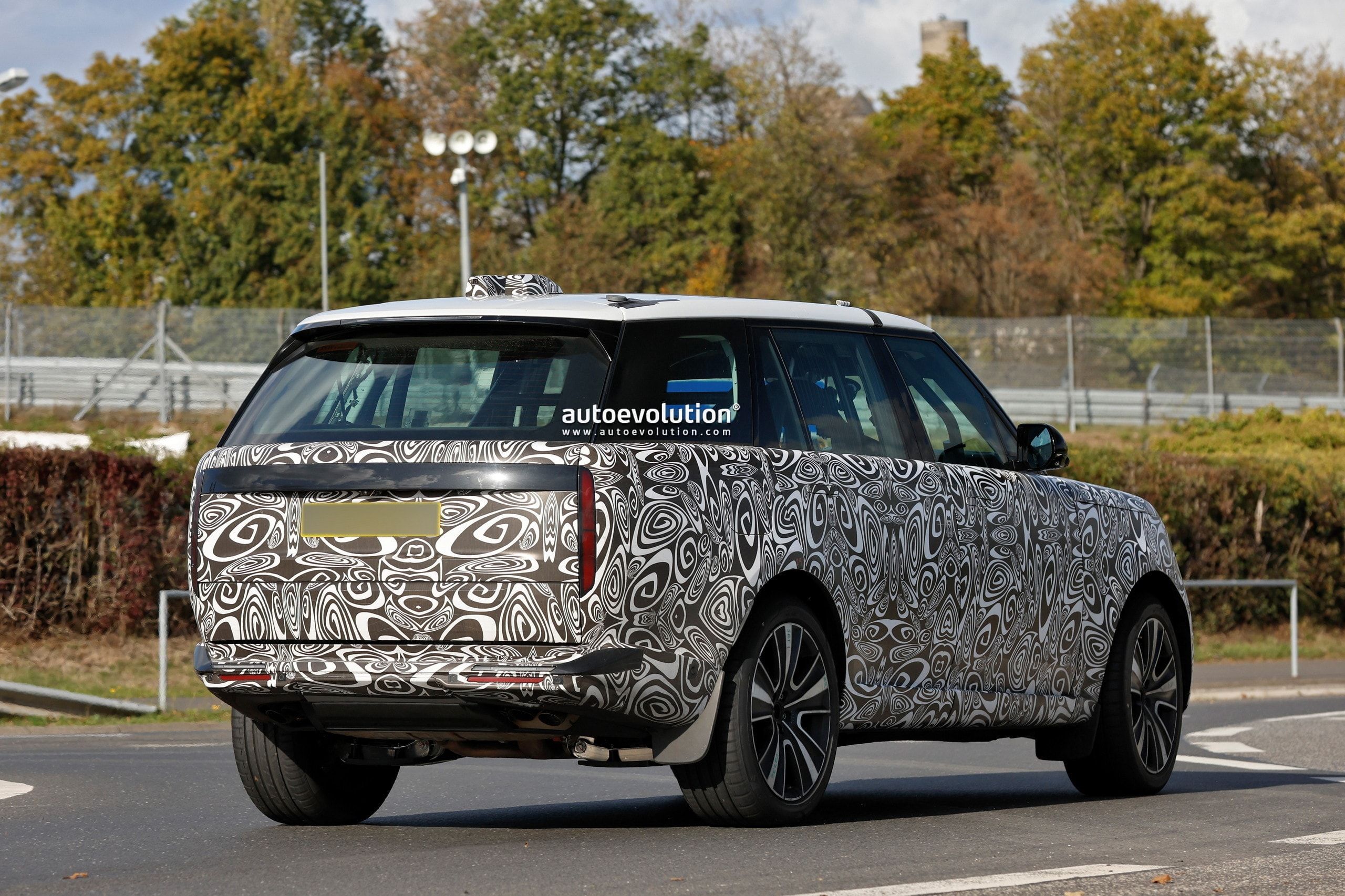 2027 Range Rover Facelift Spotted Shedding Camouflage During Testing