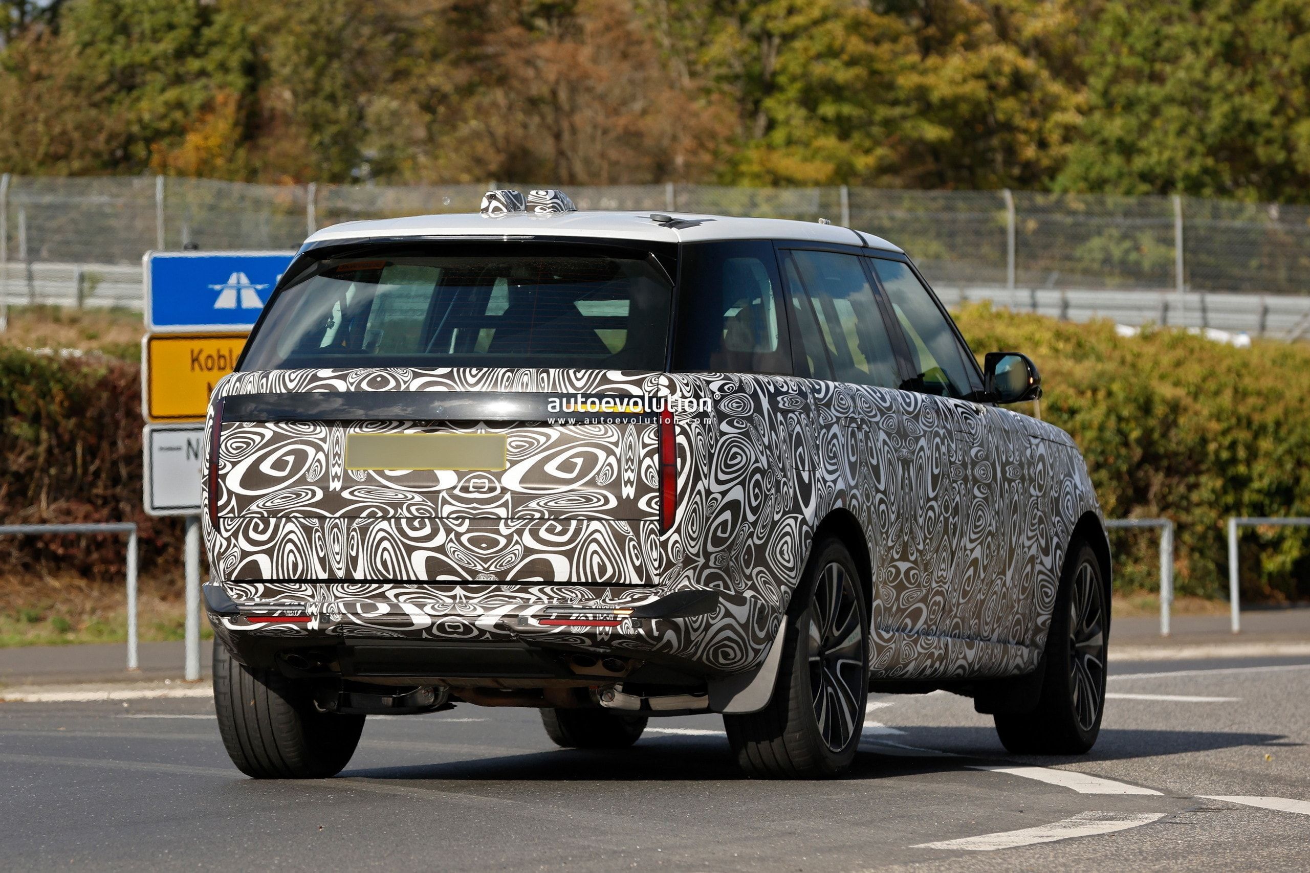 2027 Range Rover Facelift Spotted Shedding Camouflage During Testing