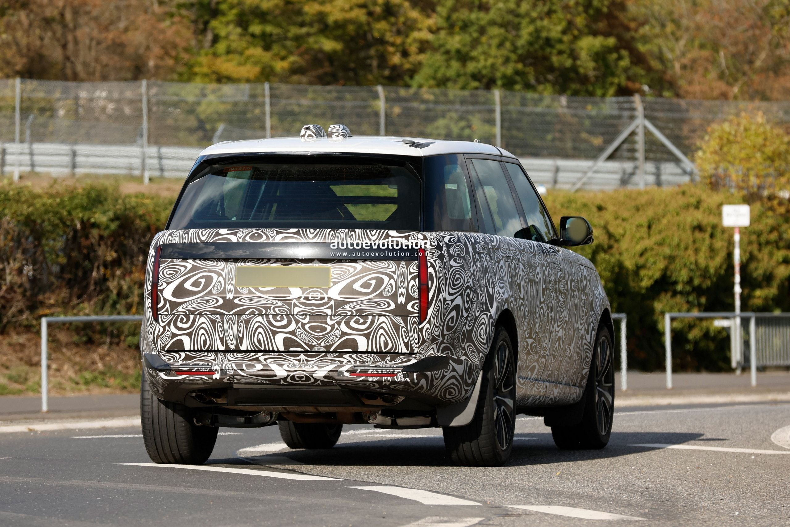 2027 Range Rover Facelift Spotted Shedding Camouflage During Testing