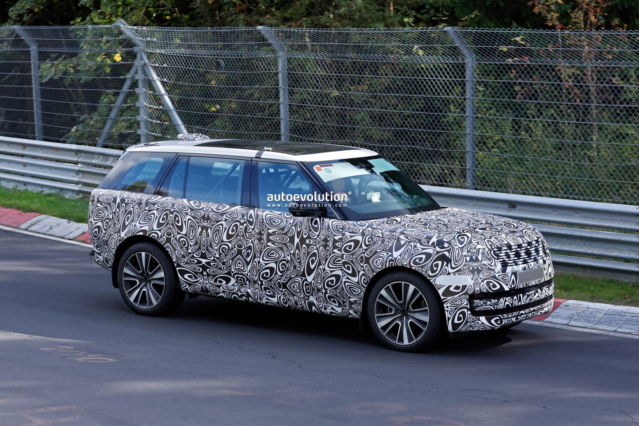 2027 Range Rover Facelift Spotted Shedding Camouflage During Testing