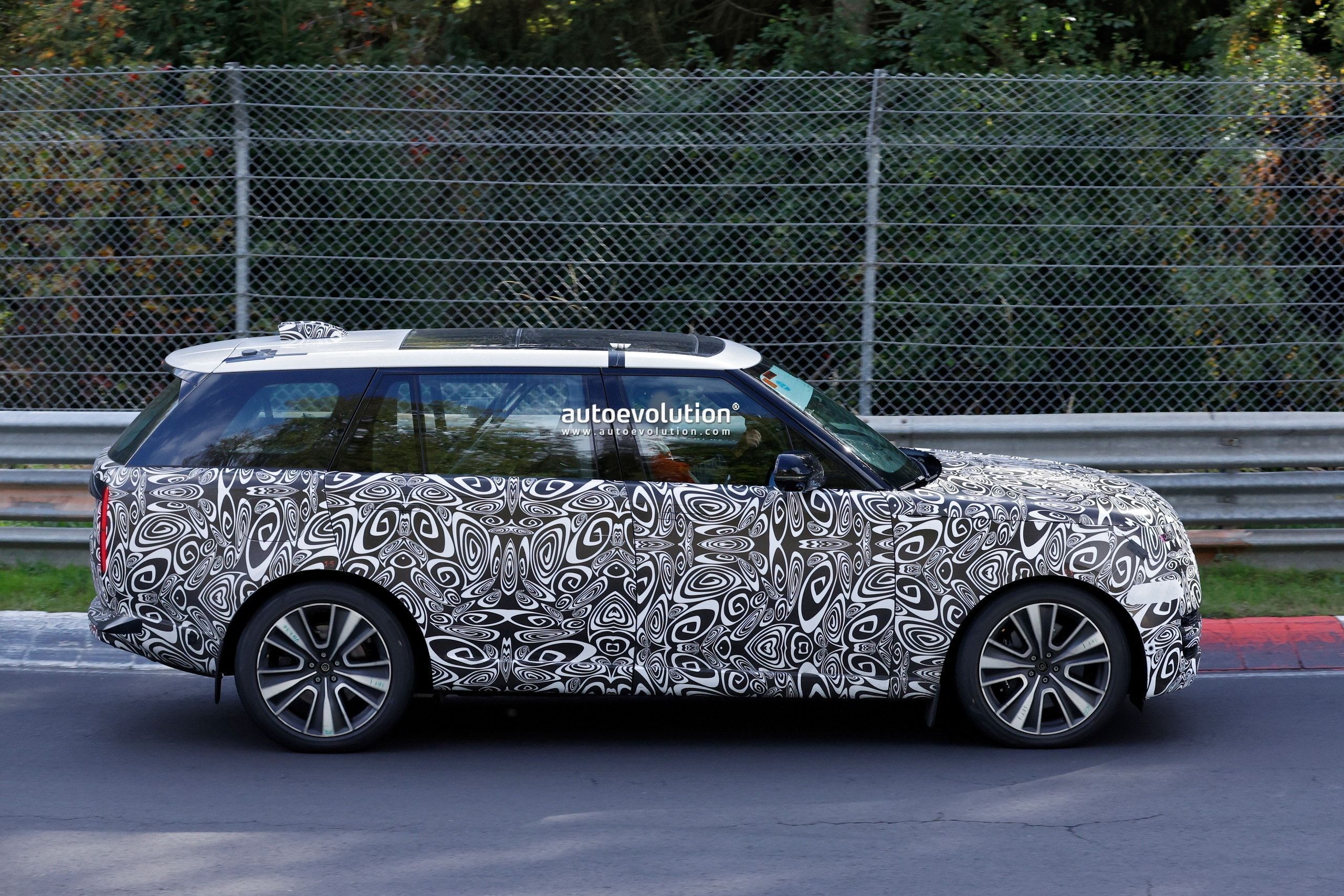 2027 Range Rover Facelift Spotted Shedding Camouflage During Testing